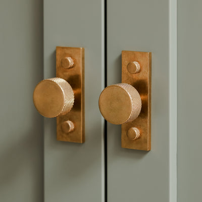 Design by McClarke Bespoke Joinery | Photography by Chris Snook | MIX Diamond Knurled Cabinet Handle & Backplate shown in our aged brass (BEL) finish.
