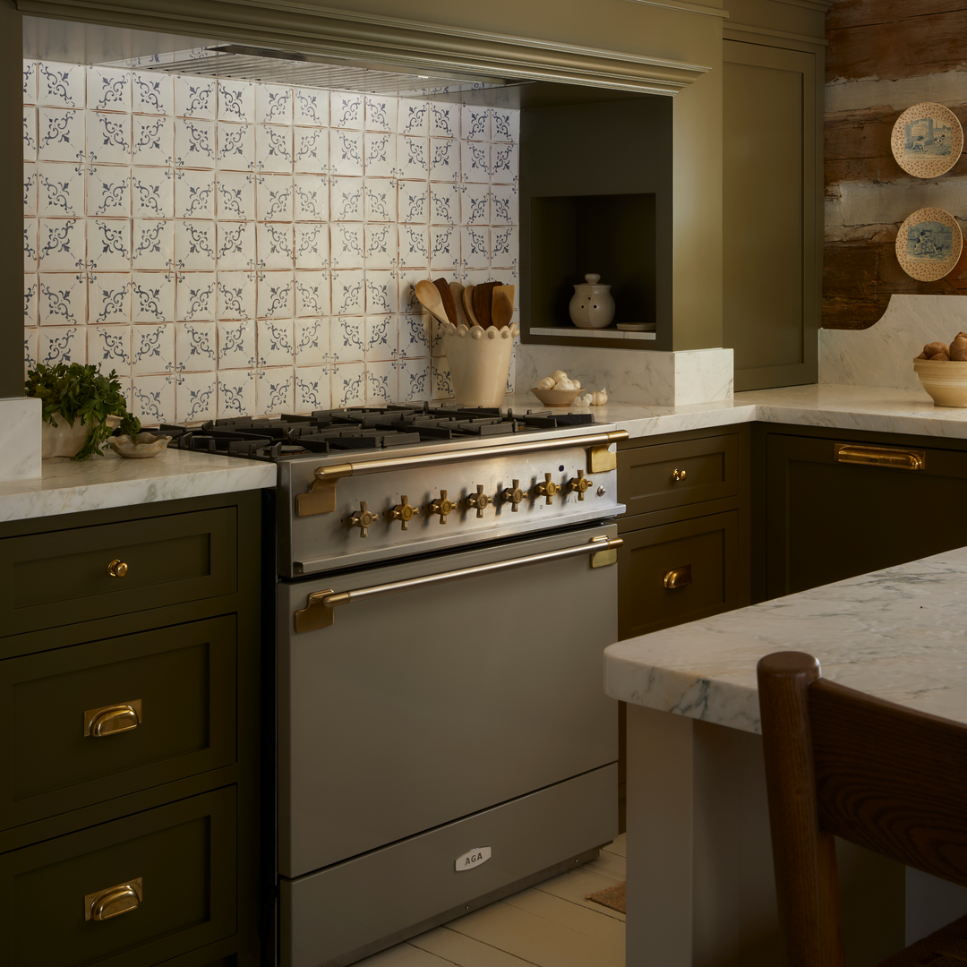 Design by Ashley Montgomery Design. Photography by Lindsay Brown Photography. Product shown in our polished brass unlacquered (PBUL) finish. 