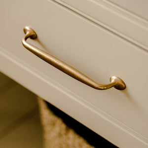 Design by Rachael Somerville Interiors | Photography by Handover Agency | Bakes cabinet handle shown in our aged brass (BEL) finish.
