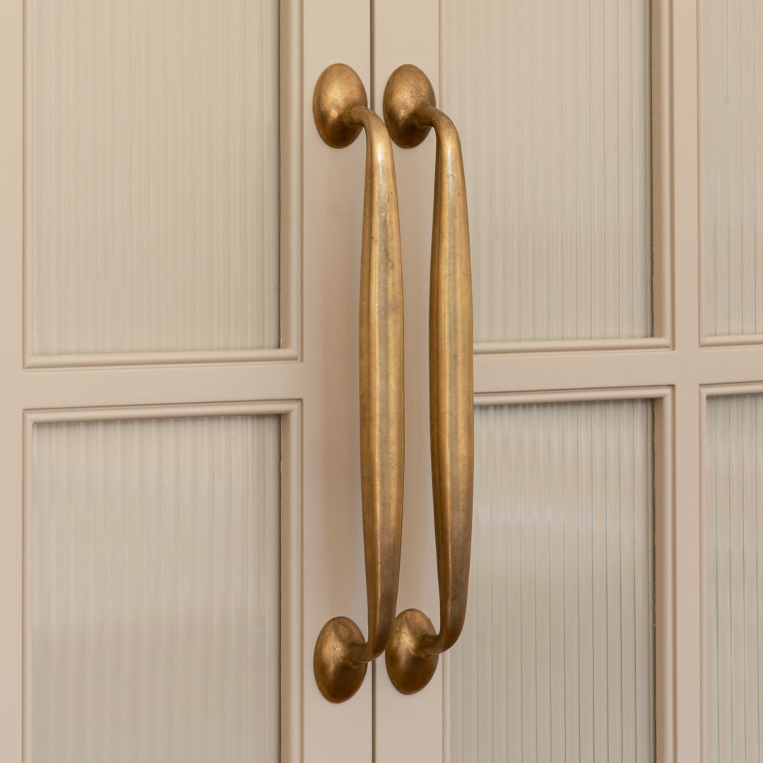 Project by Krantz Designs | Photography by Paul McCraig | Bakes Appliance Pulls shown in our aged brass (BEL) finish.
