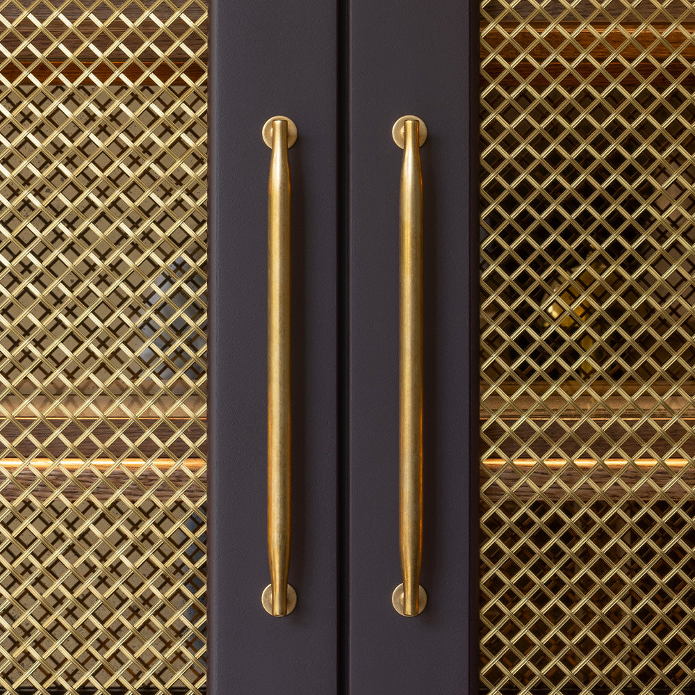 Design by Studio LBI | Photography by Susie Lowe | Colmore cabinet handle shown in our aged brass (BEL) finish.