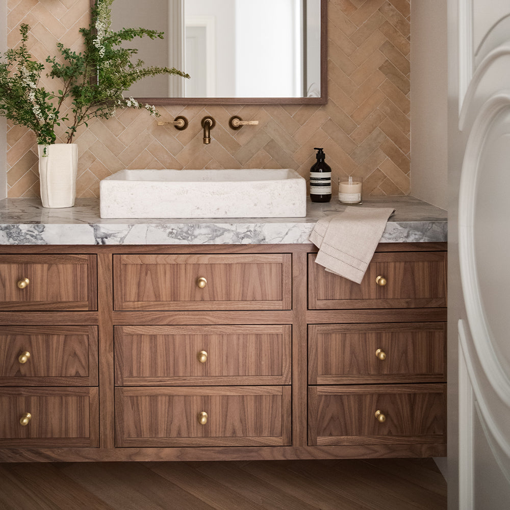 Project by Brooke Wagner Design | Photography by Mellon Studio | Cotswold Ball Cabinet Knobs shown in our aged brass (BEL) finish.