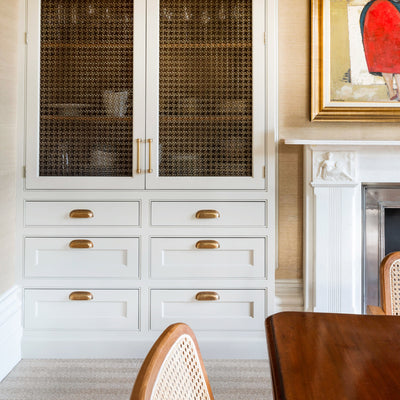 Features our 19mm Double Diamond Interwoven Grille with 3mm Plain Wire and Fine Mesh Backing in our satin brass unlacquered (SBUL) grille finish | Project by Stella Mannering & Co. | Kitchen by Barr Kitchens | Construction by Barr Joinery | Photography by Lucy Butler-Walters.