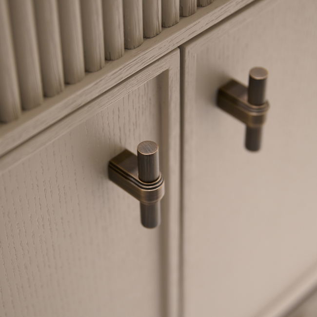 Design by Sophie Paterson Interiors. Product shown in our satin antique satin lacquered (SAS) finish.