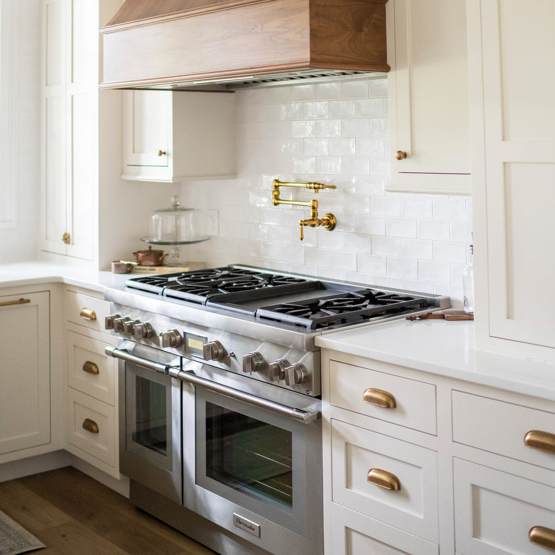 Project by KLO Interiors | Photography by Kelli Boyd | Withenshaw Cup Pulls and Withenshaw Cabinet Knobs shown in our aged brass (BEL) finish. 