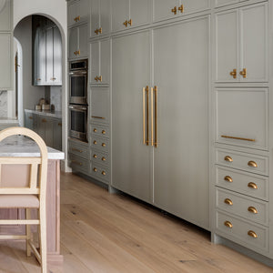 Project by Brooke Wagner Design | Photography by Mellon Studio | MIX Plain Appliance Pull Handle with Backplate, MIX Plain Cabinet Knob with Backplate, MIX Plain Cabinet Handle and Cotswold Cup Pull shown in our aged brass (BEL) finish.